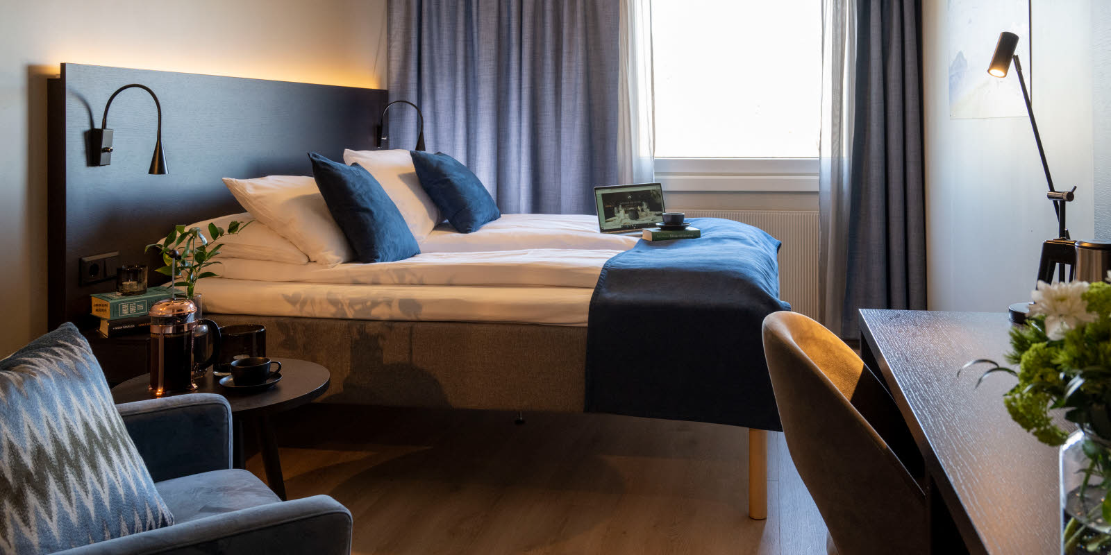 Bett im Queen-Size-Zimmer im Thon Hotel Backlund