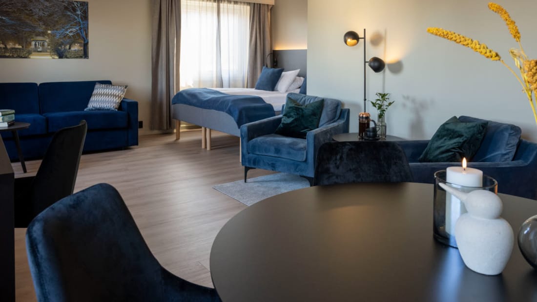 Soffa och bord i rum på Hotel Backlund