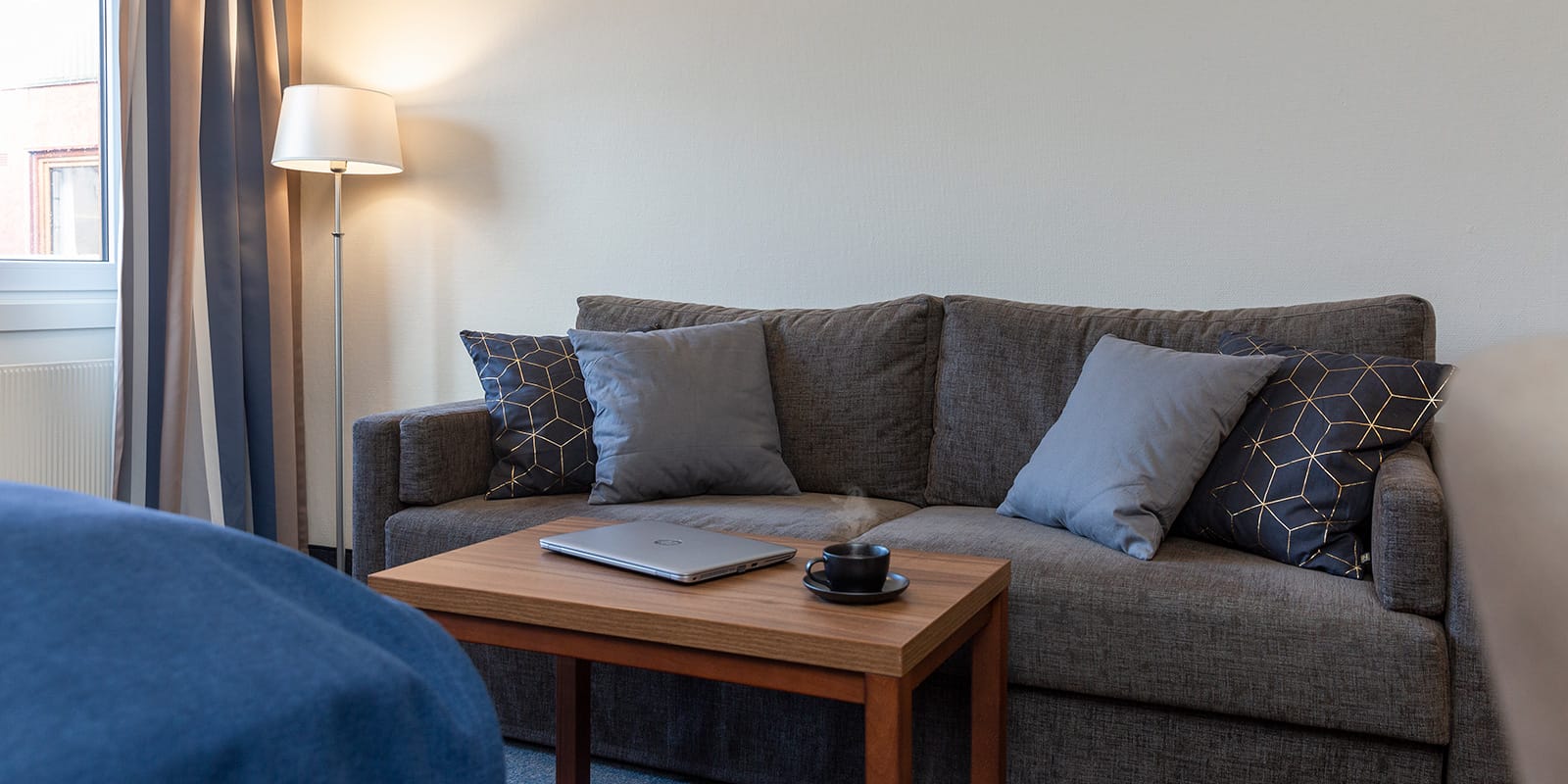 Sofa og bord i rom på Hotel Backlund