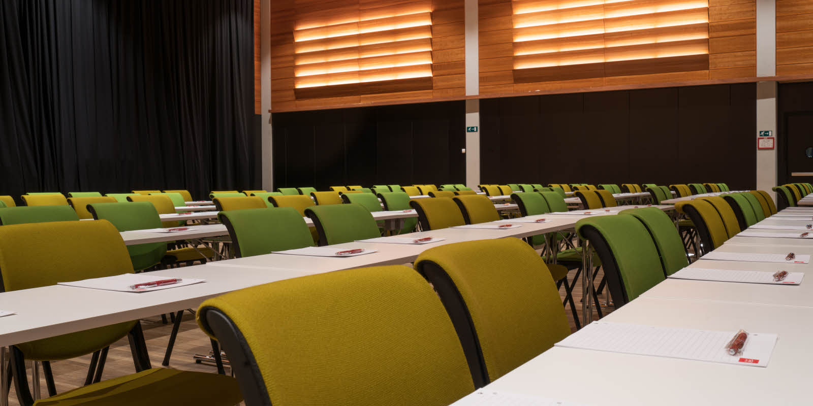 Nærbilde av klasseromsoppset Thon Hotel Arena 