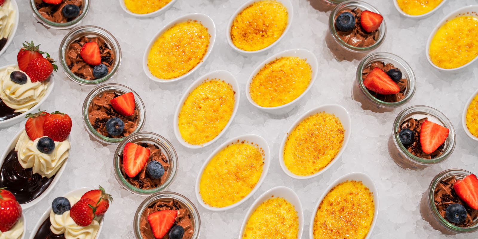 Dessert med creme brullet og frisk frukt på lunsjbuffet hos Thon Hotel Arena i Lillestrøm