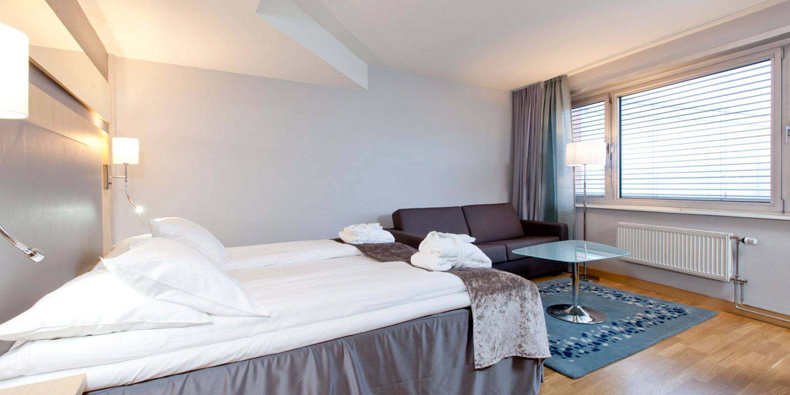 superior room extra stor säng med gott om utrymme samt soffgrupp