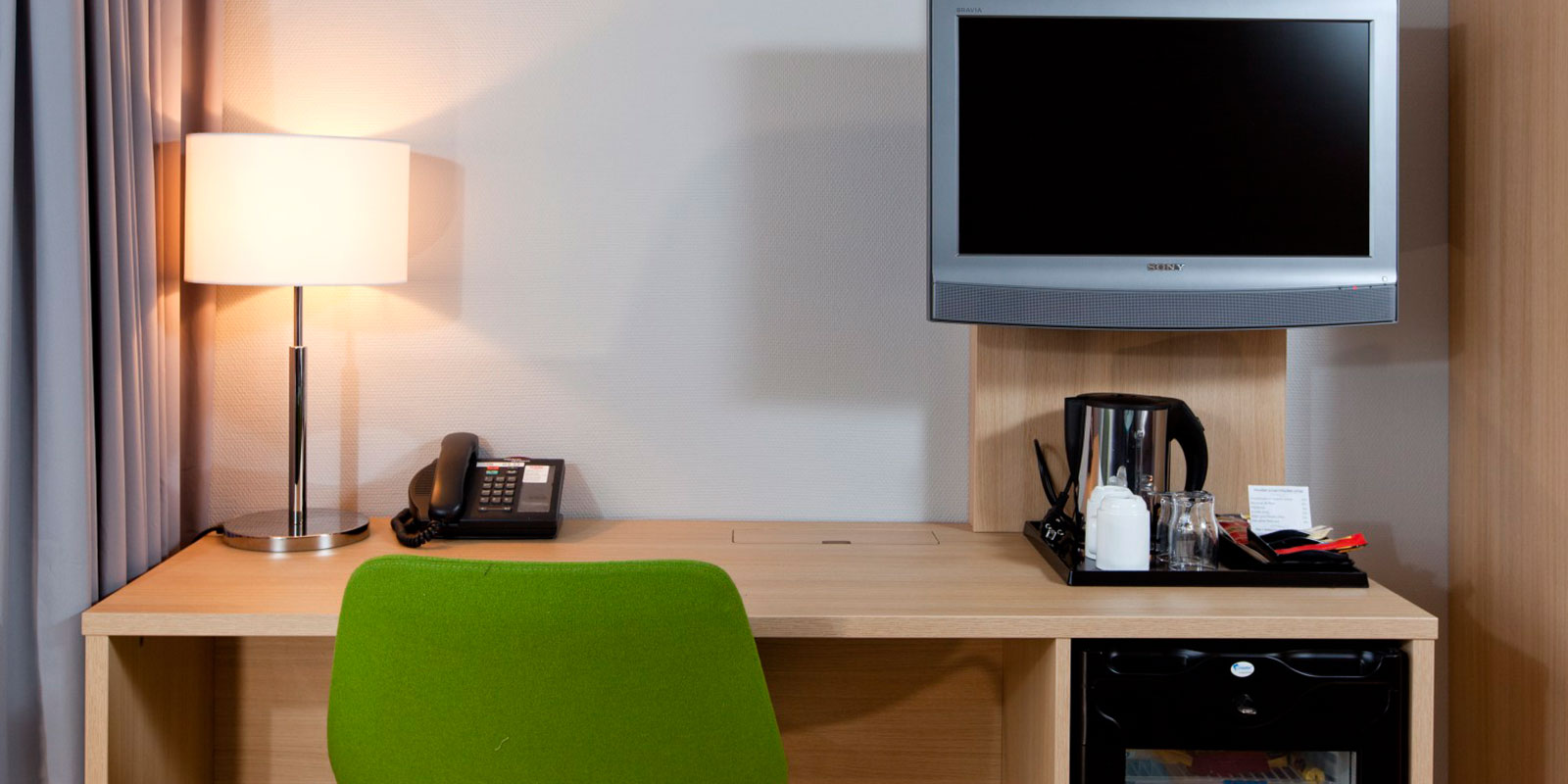 superior room skrivbord och tv, minibar, te och kaffe