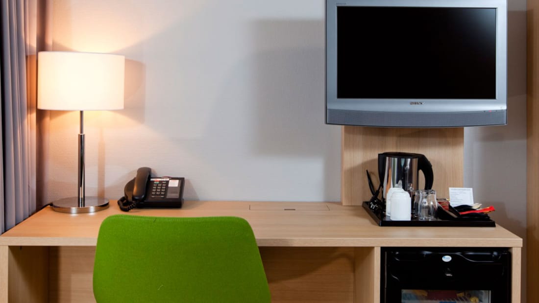 superior room skrivebord og tv, minibar, te og kaffe