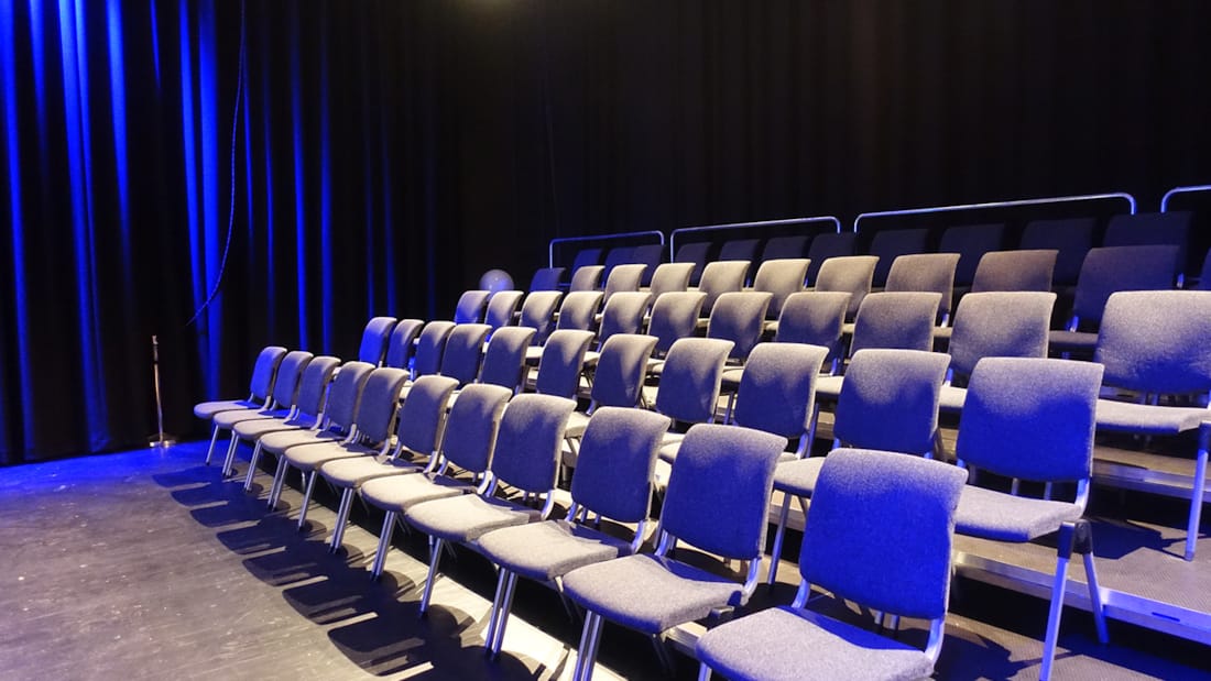 Salle de conférence avec configuration cinéma