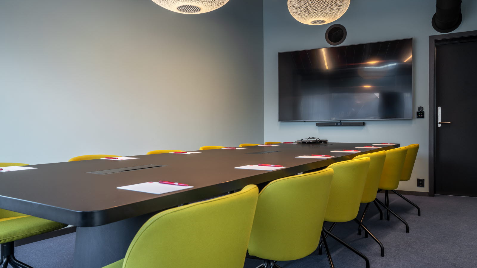 Møterom med nærbilde av ark og pen