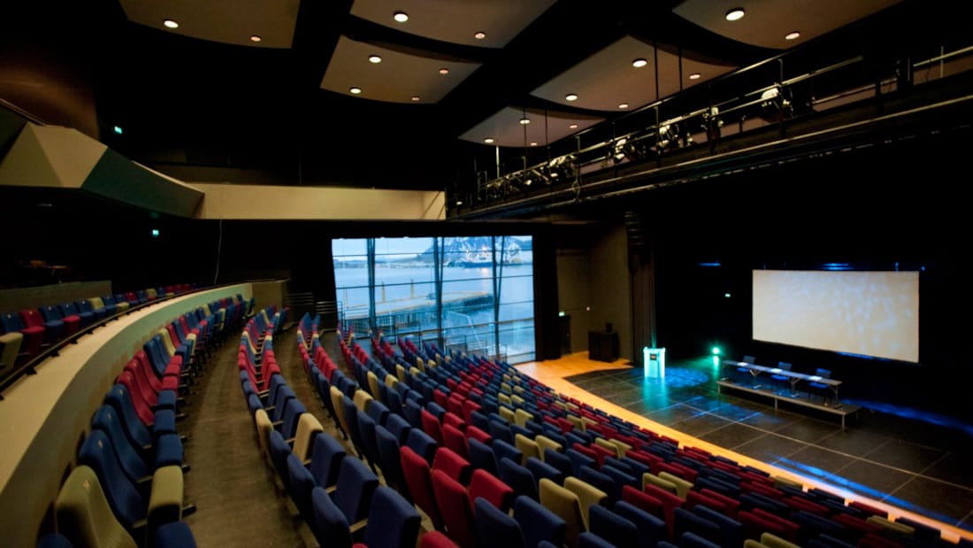 Auditorium med biouppsättning och scen