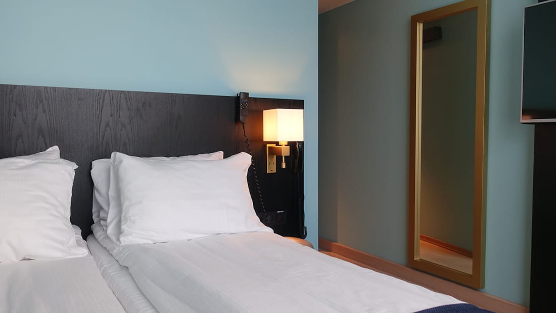 Säng med justerbar huvudände på tillgänglighetsanpassat rum på Thon Hotel Lofoten