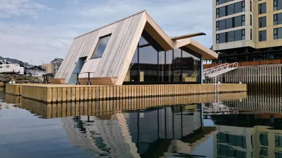 Badstue på sjøen, utenfor Thon Hotel Svolvær