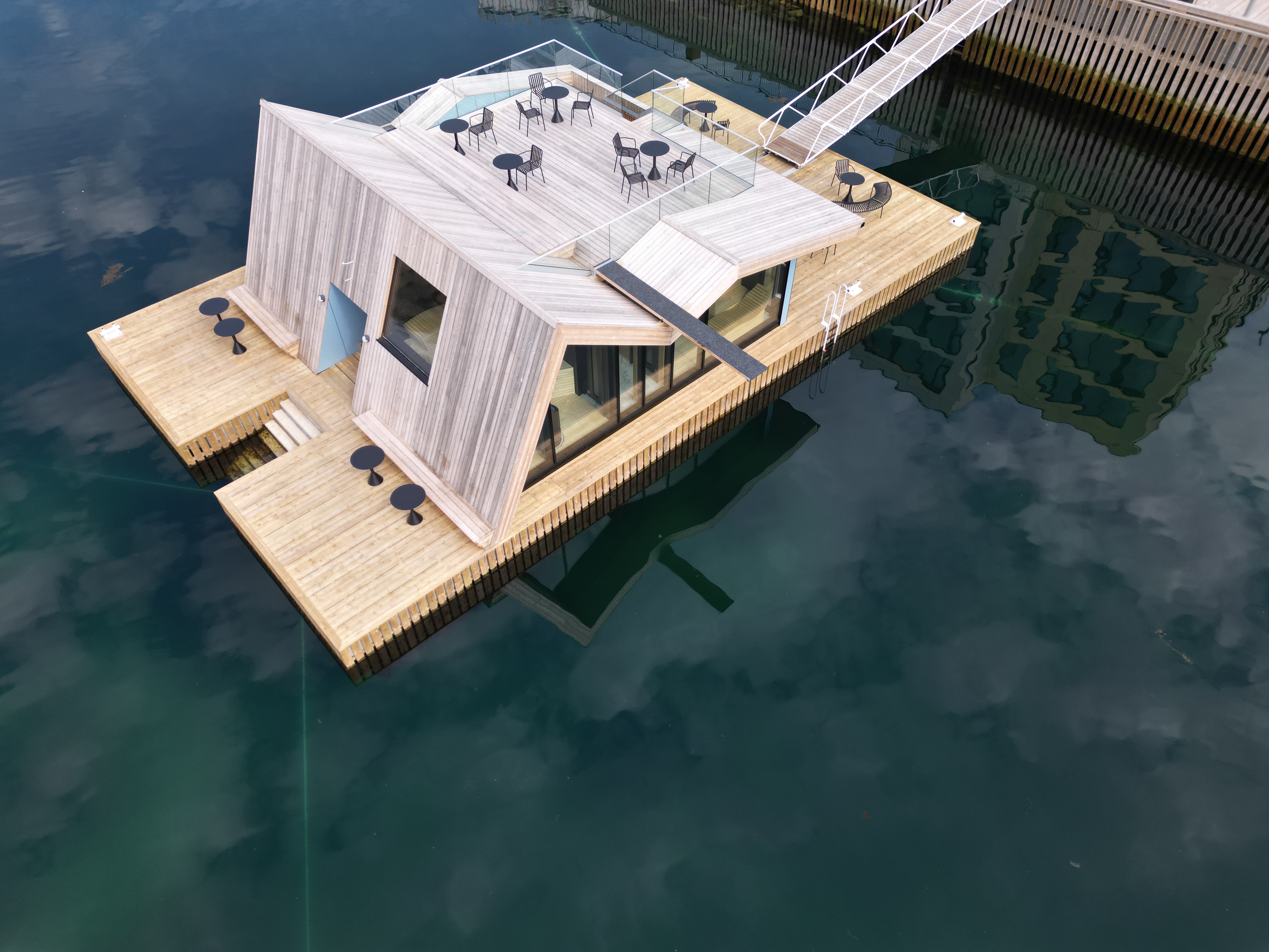Dronefoto van sauna op drijvend dok