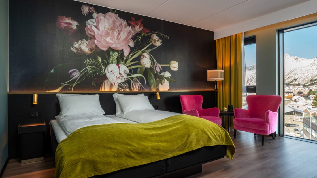 Suite im Thon Hotel Arendal mit großem Doppelbett und extra Sessel