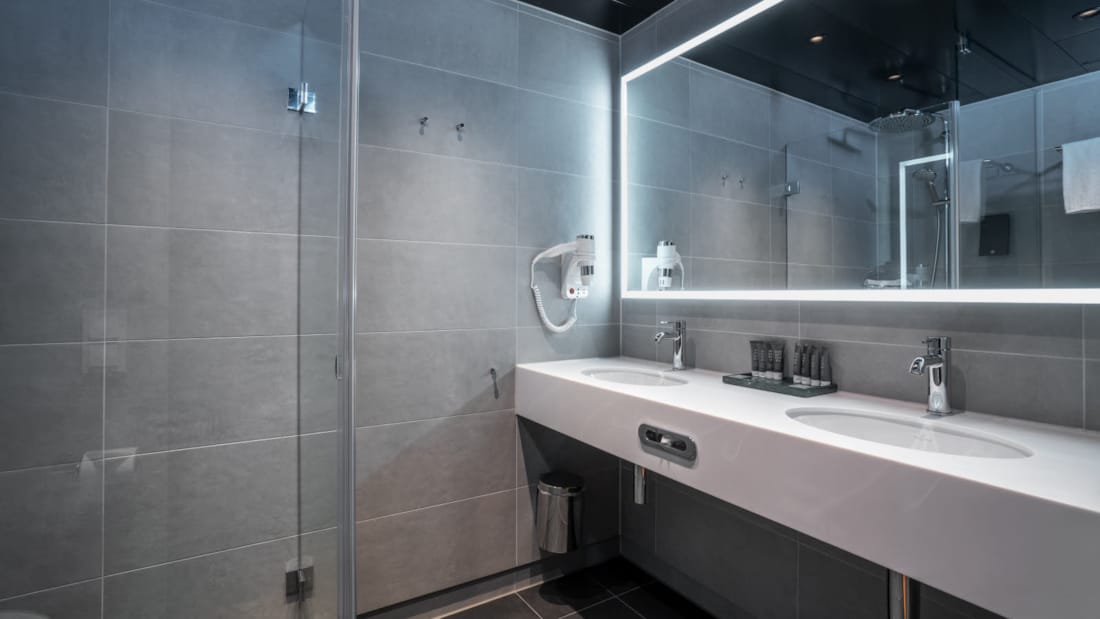 Bad med dusj, speil med lys og stor vaskområde i Standard room dobbel hotellrom på Thon Hotel Svolvær