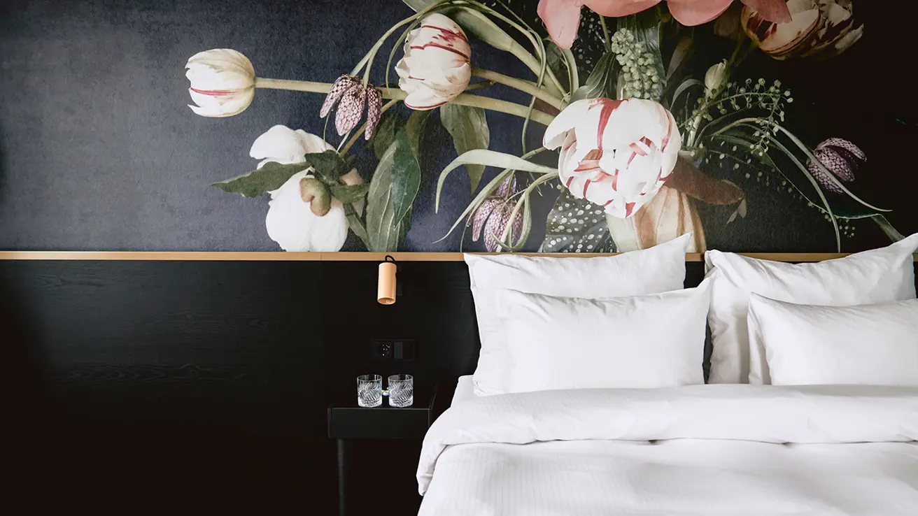 Utsnitt av suite med seng på thon hotel svolvar