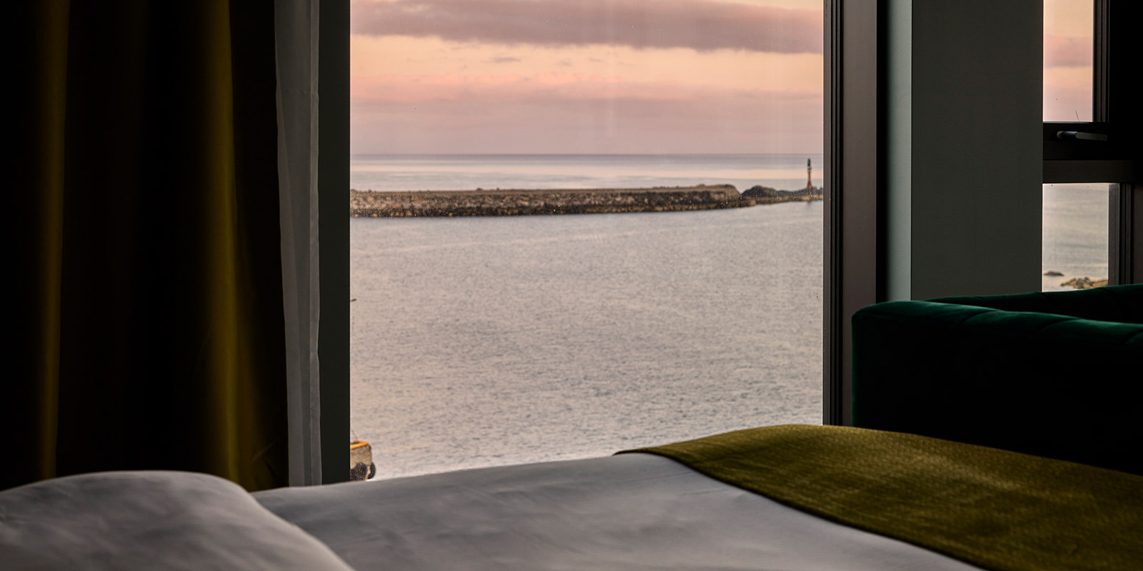 utsikt fra hotellseng på junior suite på thon hotel svolvær