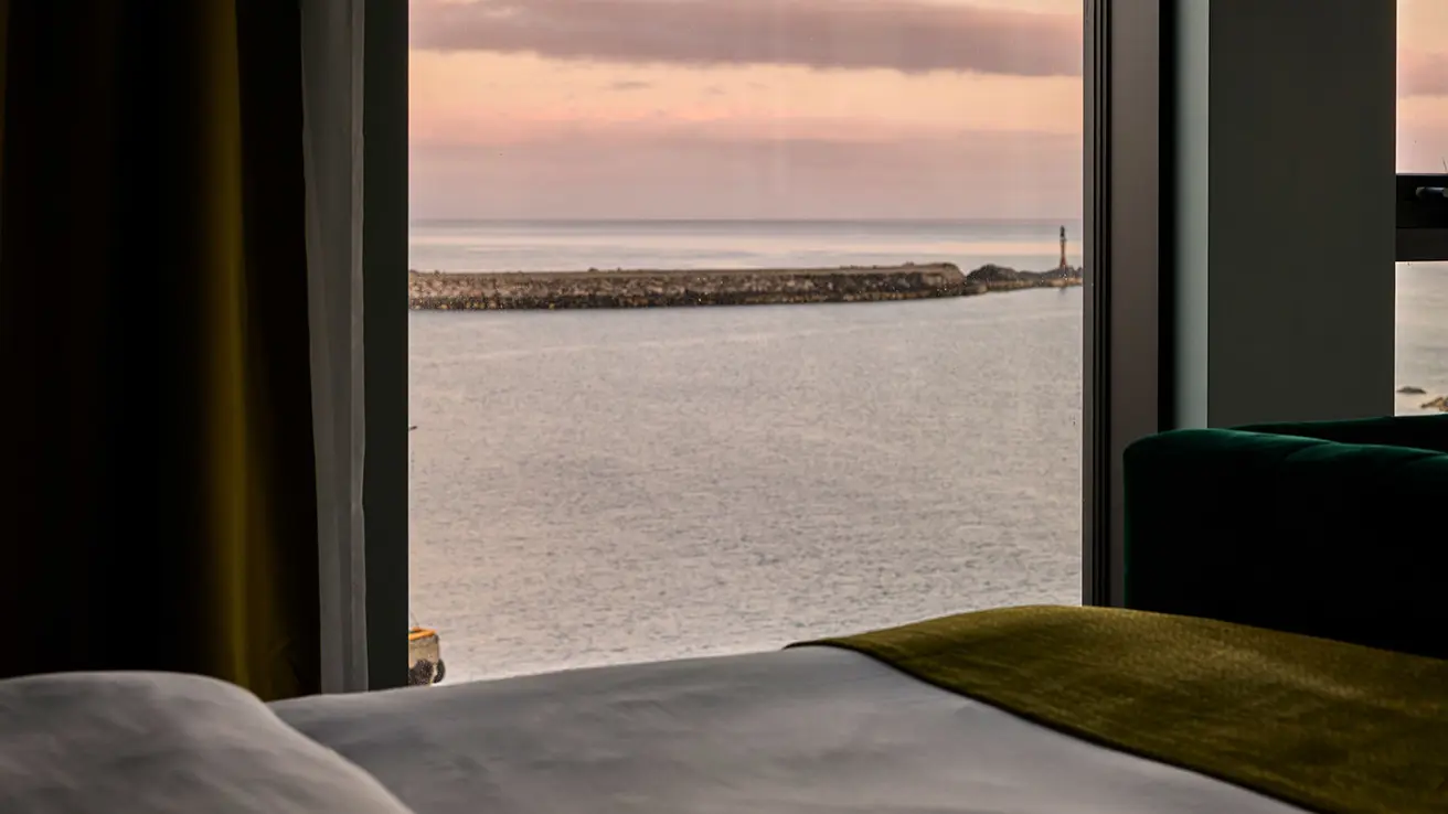 utsikt fra hotellseng på junior suite på thon hotel svolvær