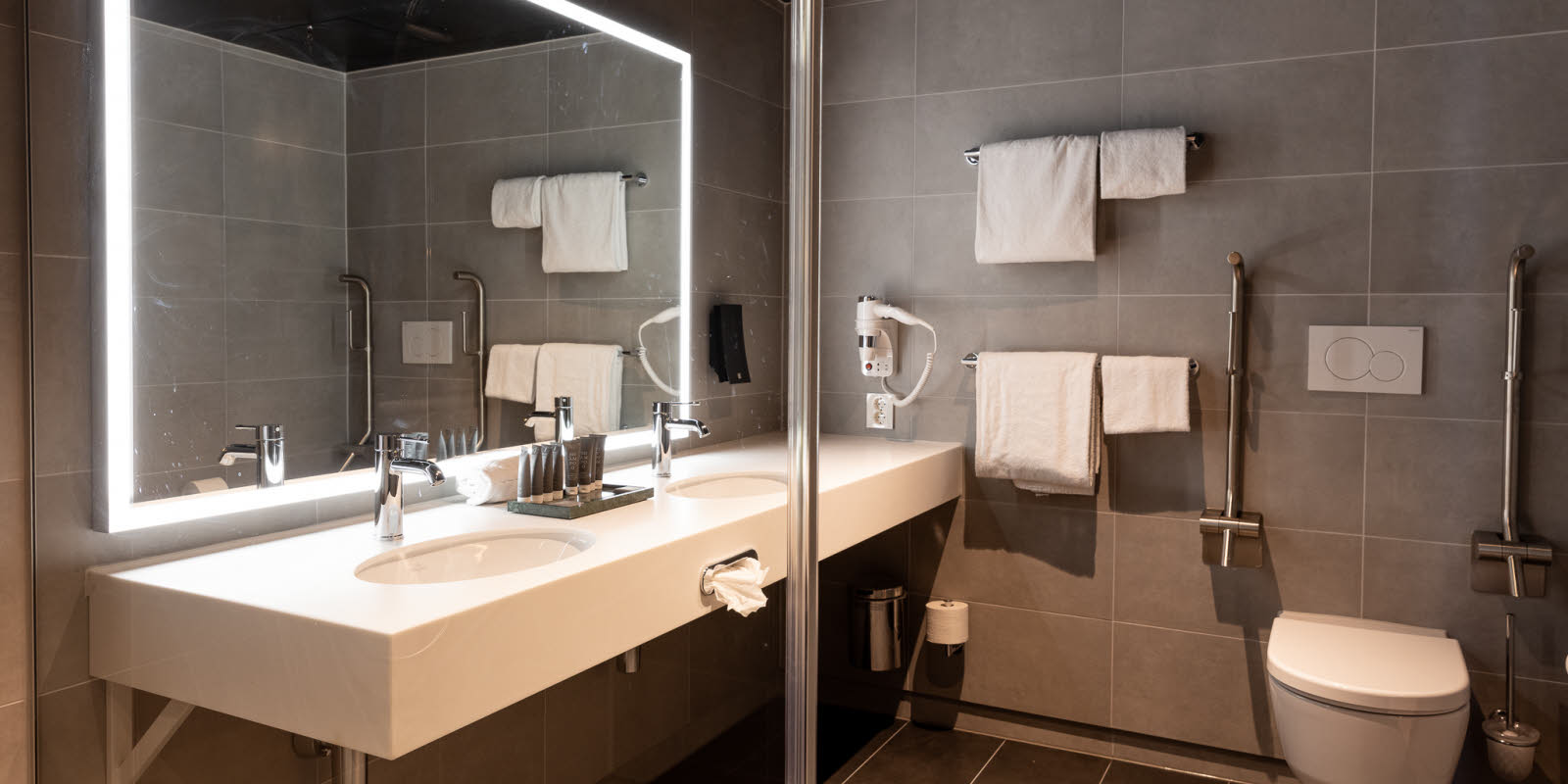 utsnitt av bad på superior handikapvennlig bad på thon hotel svolvær