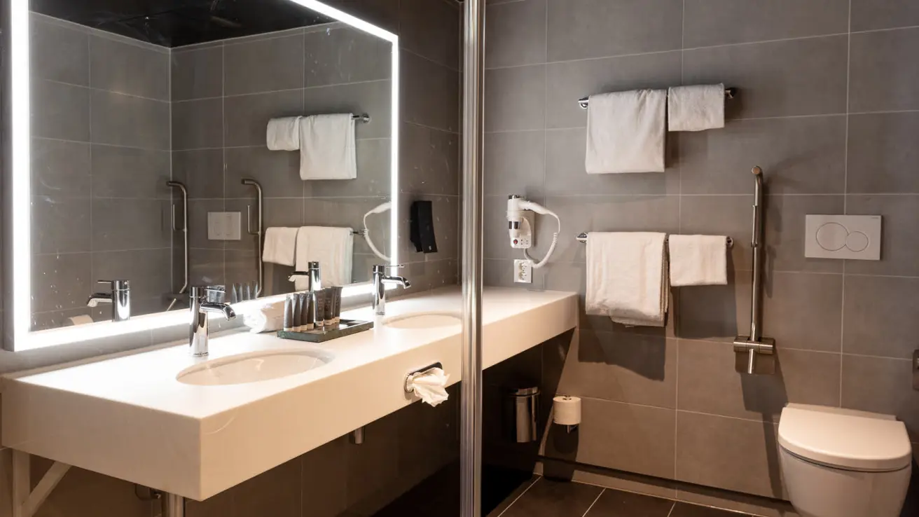 utsnitt av bad på superior handikapvennlig bad på thon hotel svolvær