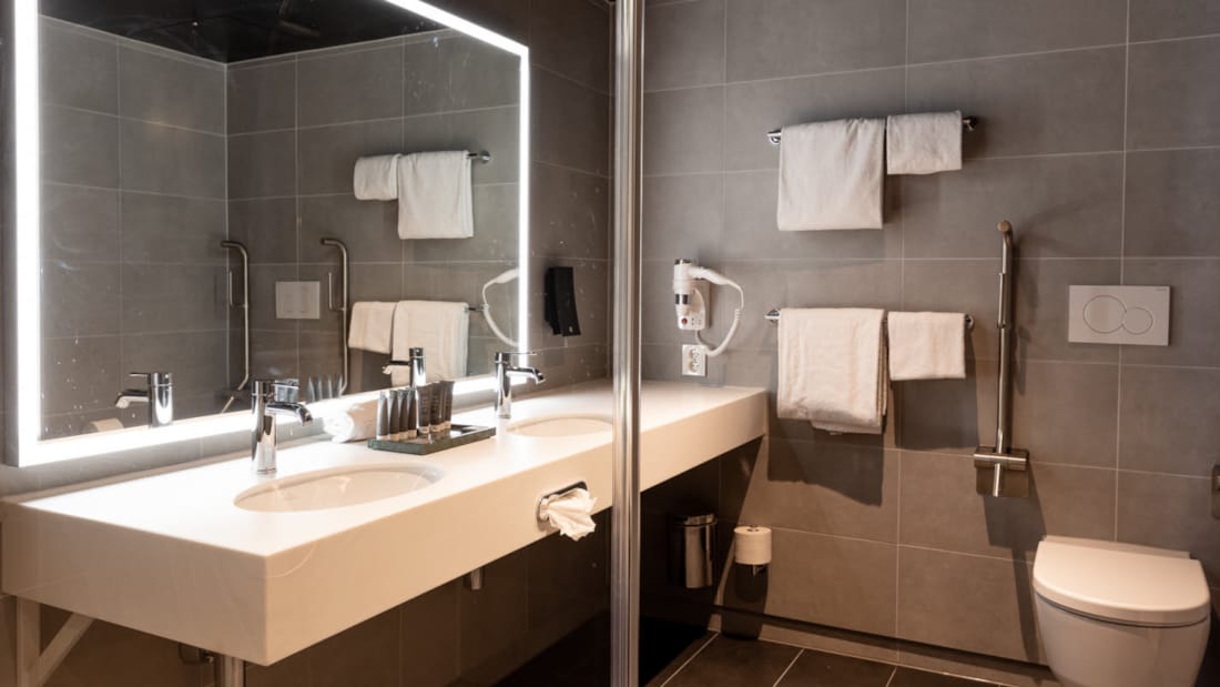 del av ett badrum i superior tillgänglighetsanpassat rum på thon hotel svolvær