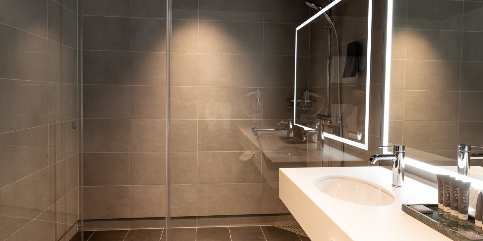 utsnitt av bad på handikapvennlig rom på thon hotel svolvær