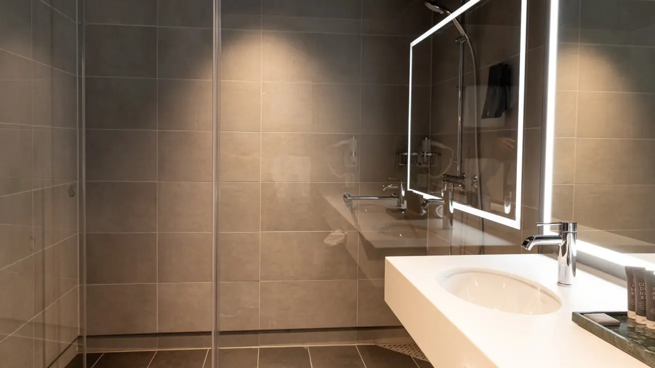 utsnitt av bad på handikapvennlig rom på thon hotel svolvær