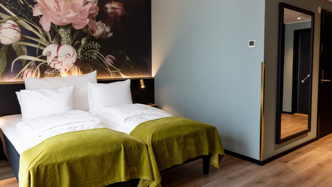 Bild av sängar i tillgänglighetsanpassat rum på Thon Hotel Svolvær