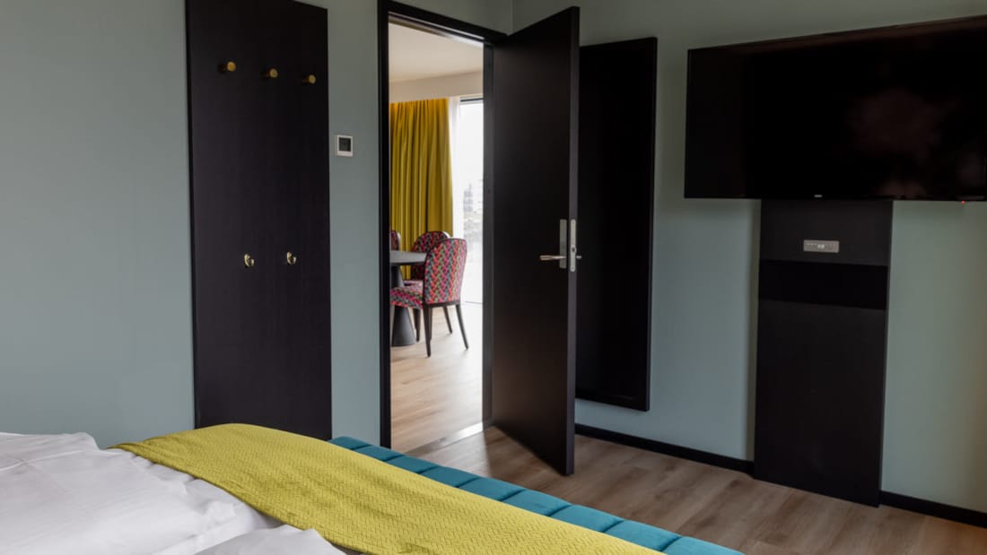 udsnit fra separat soveværelse i suite på thon hotel svolvær