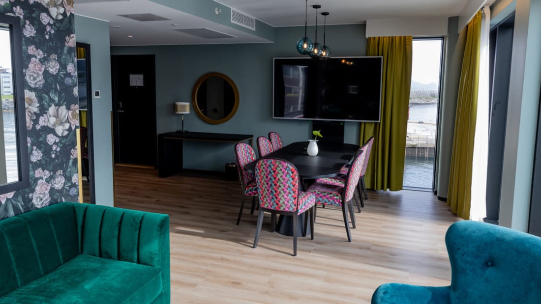 siddegruppe og spisebord i suite med separat soveværelse på thon hotel svolvær