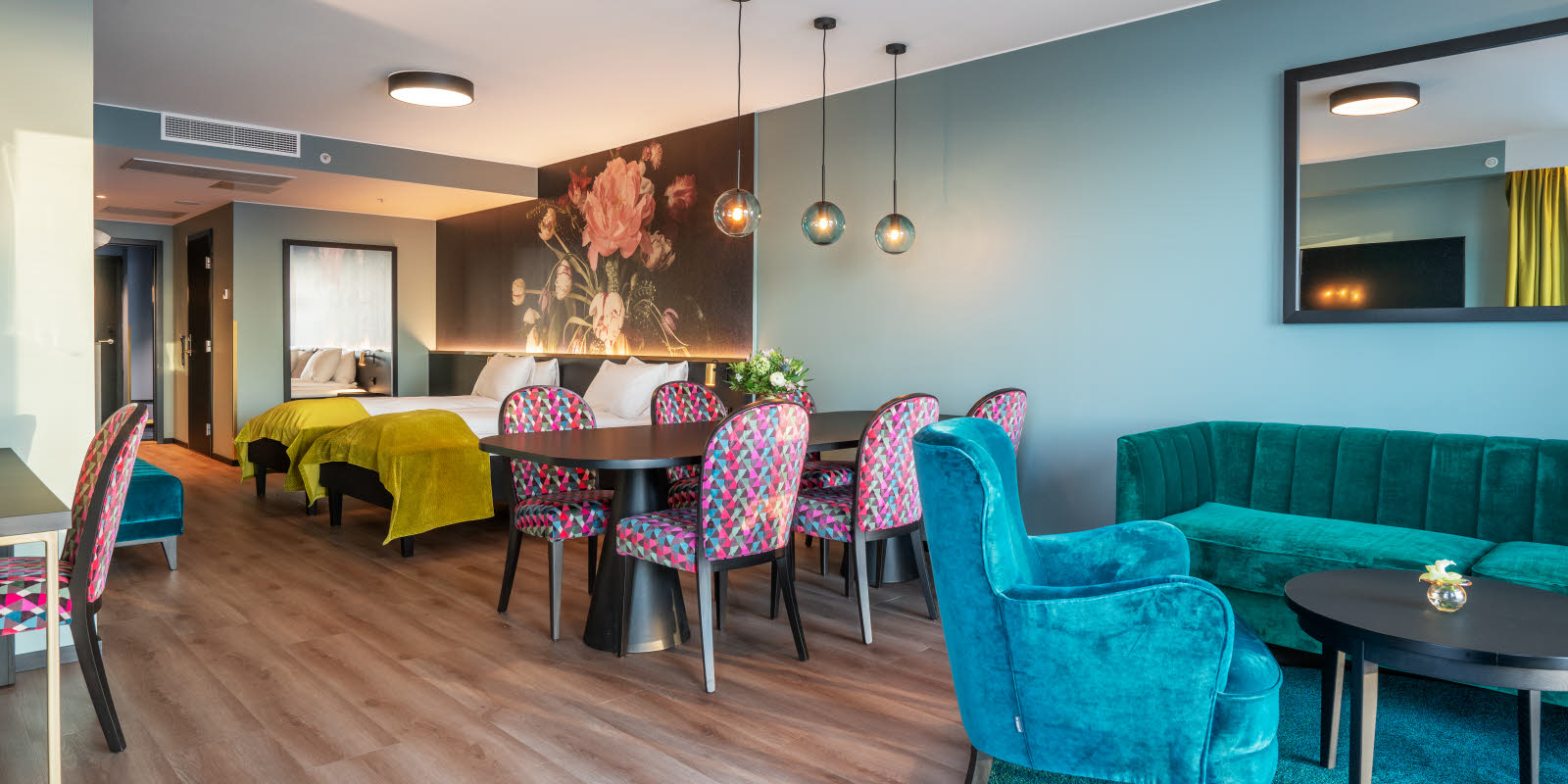 bilde av hotellseng, spisebord og sittegruppe på istårnsuite på thon hotel svolvær