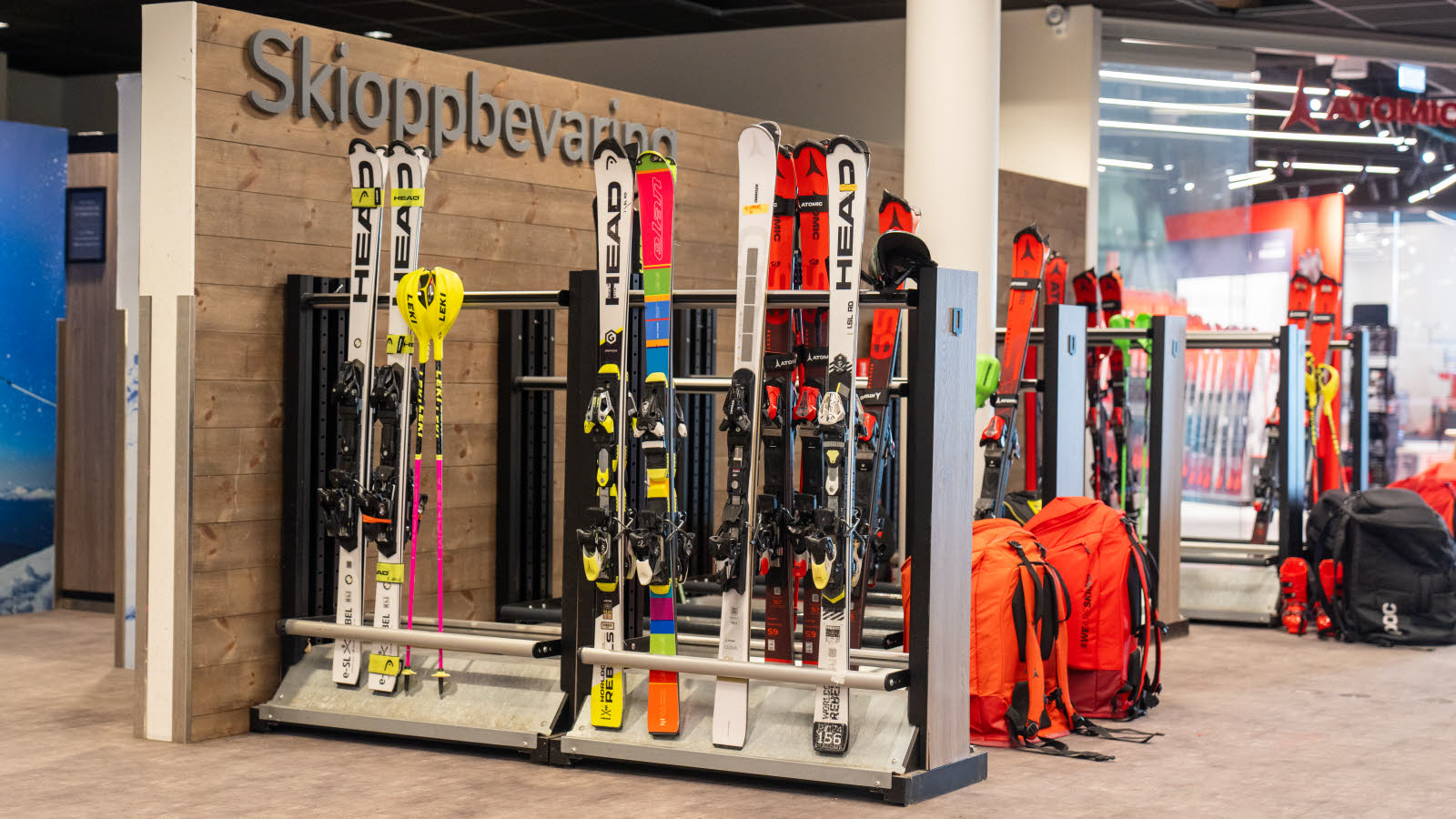 Slalomski står oppstilt i skistativer i skioppbevaringen hos Thon Hotel Snø.