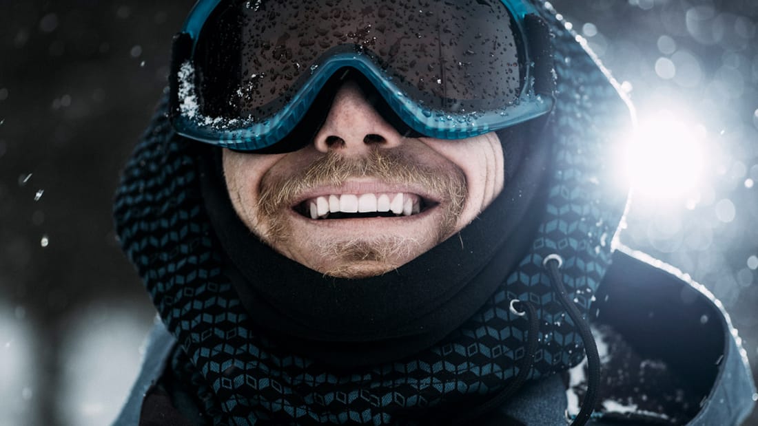Nærbilde av smilende mann med skibriller