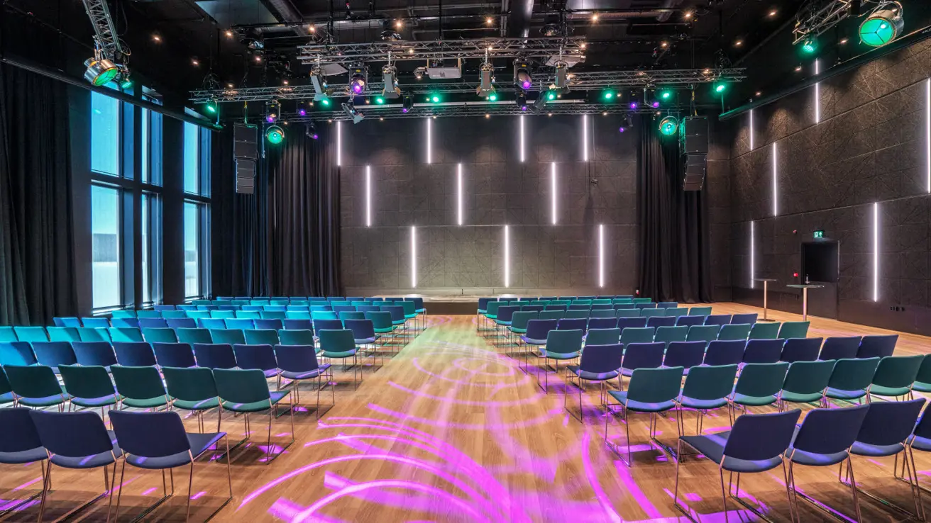 De grote zaal, de Jostedalsbreen, met tafels in klaslokaalopstelling.