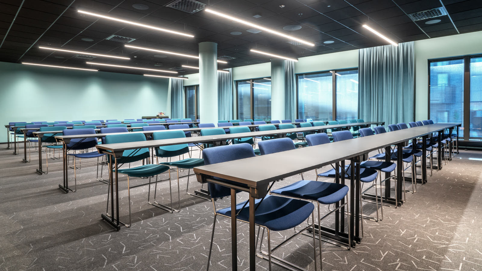 Illustration af mødelokalet, men flere udebordsopsætninger