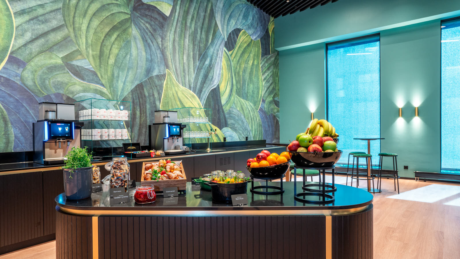 Pausebuffé med frukt, smoothies og croissanter.