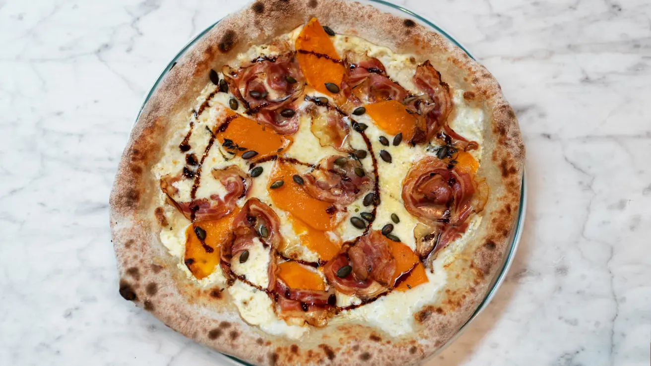 Närbild av pizza med pumpa, sedd ovanifrån