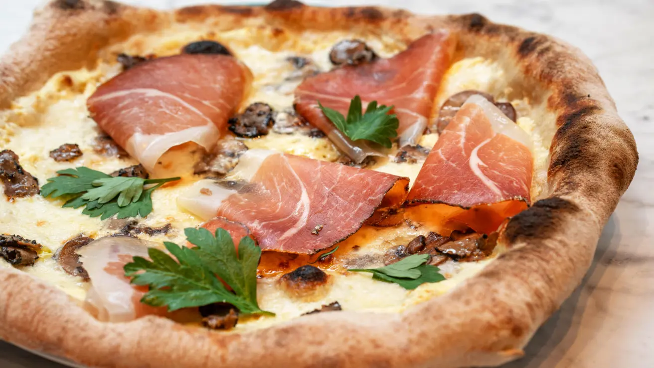 Närbild på italiensk pizza