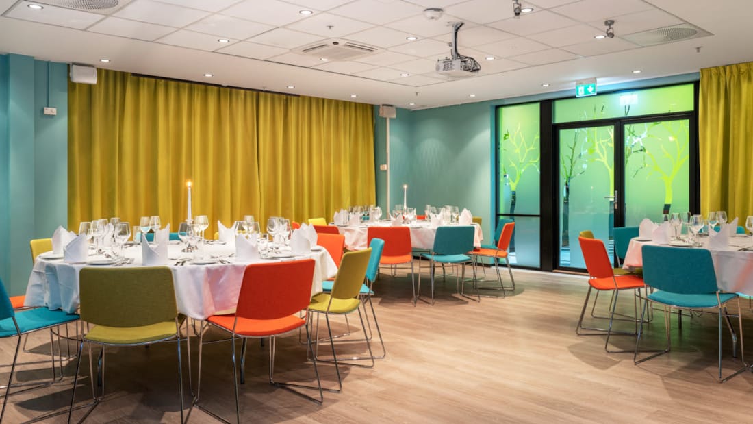 Klubben er dækket op til Banket med turkise vægge og sennepsgule gardiner og opdækket bord på Thon Hotel Triaden i Lørenskog