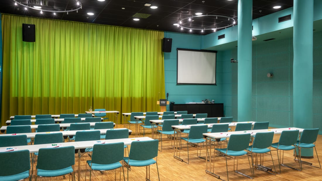 Salle de conférence en configuration salle de classe avec projecteur