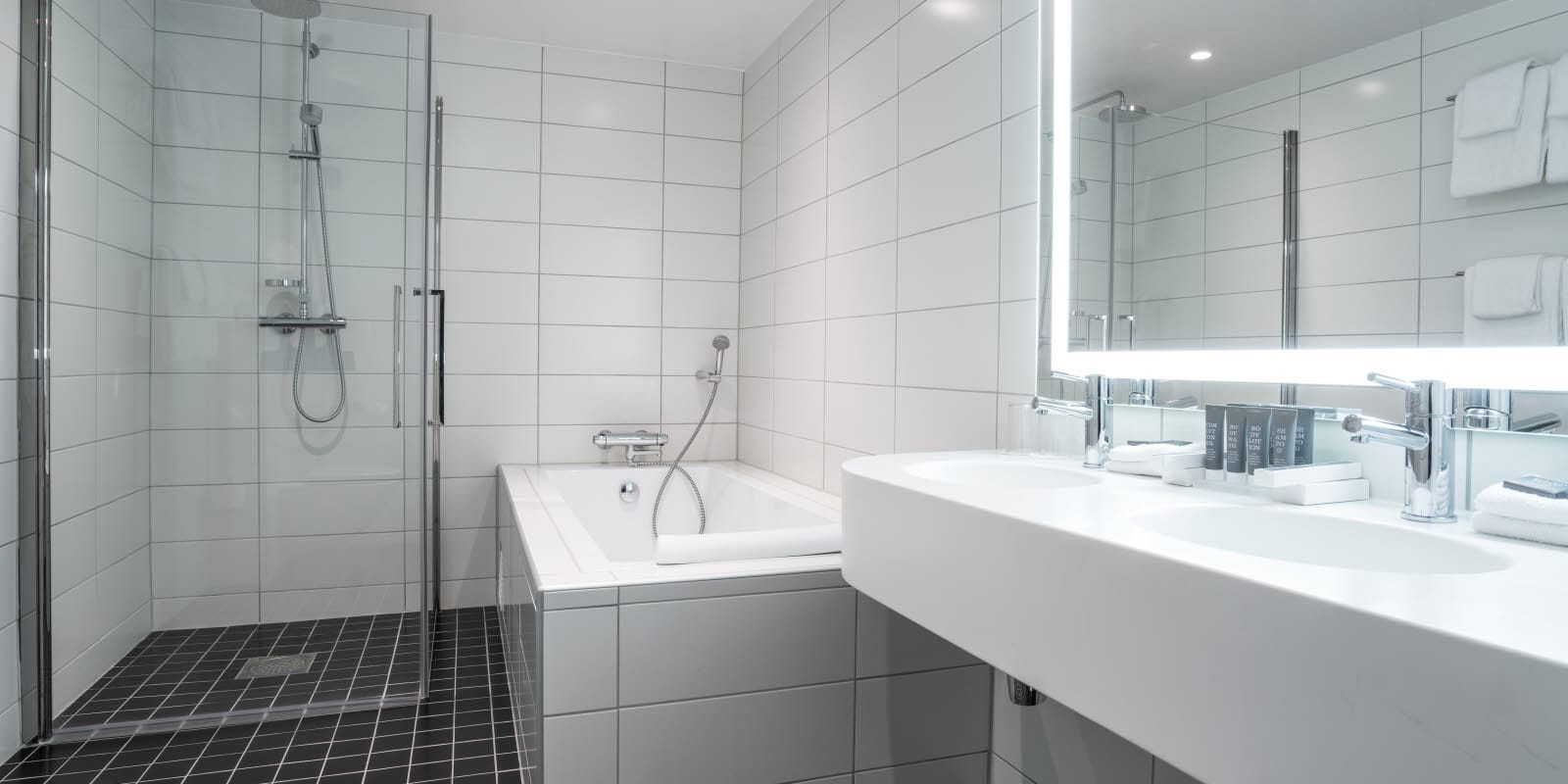 Bad med badekar, dusj og dobbel vask i buisness room på Thon Hotel Triaden i Lørenskog