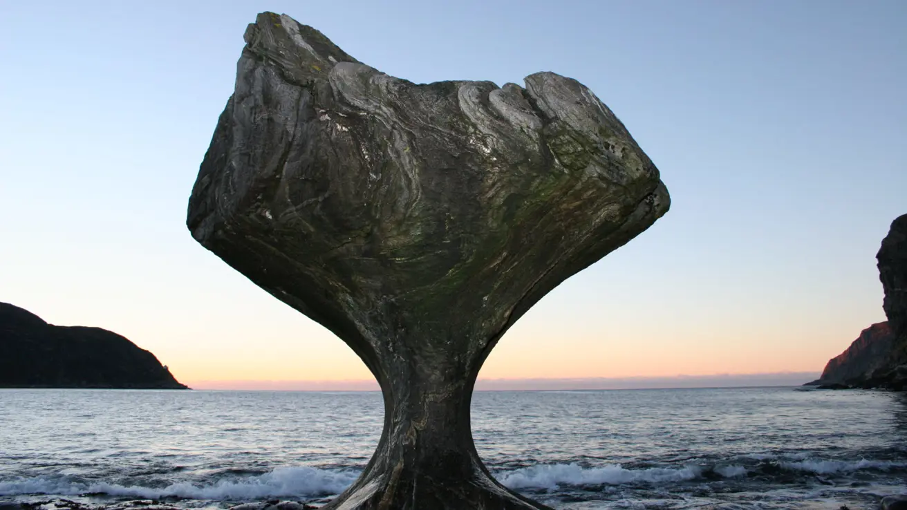 Soppformet steinformasjon i Vågsøy i Vestland.