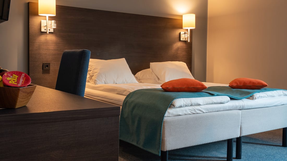 Säng i dubbelrum på Hotel Måløy