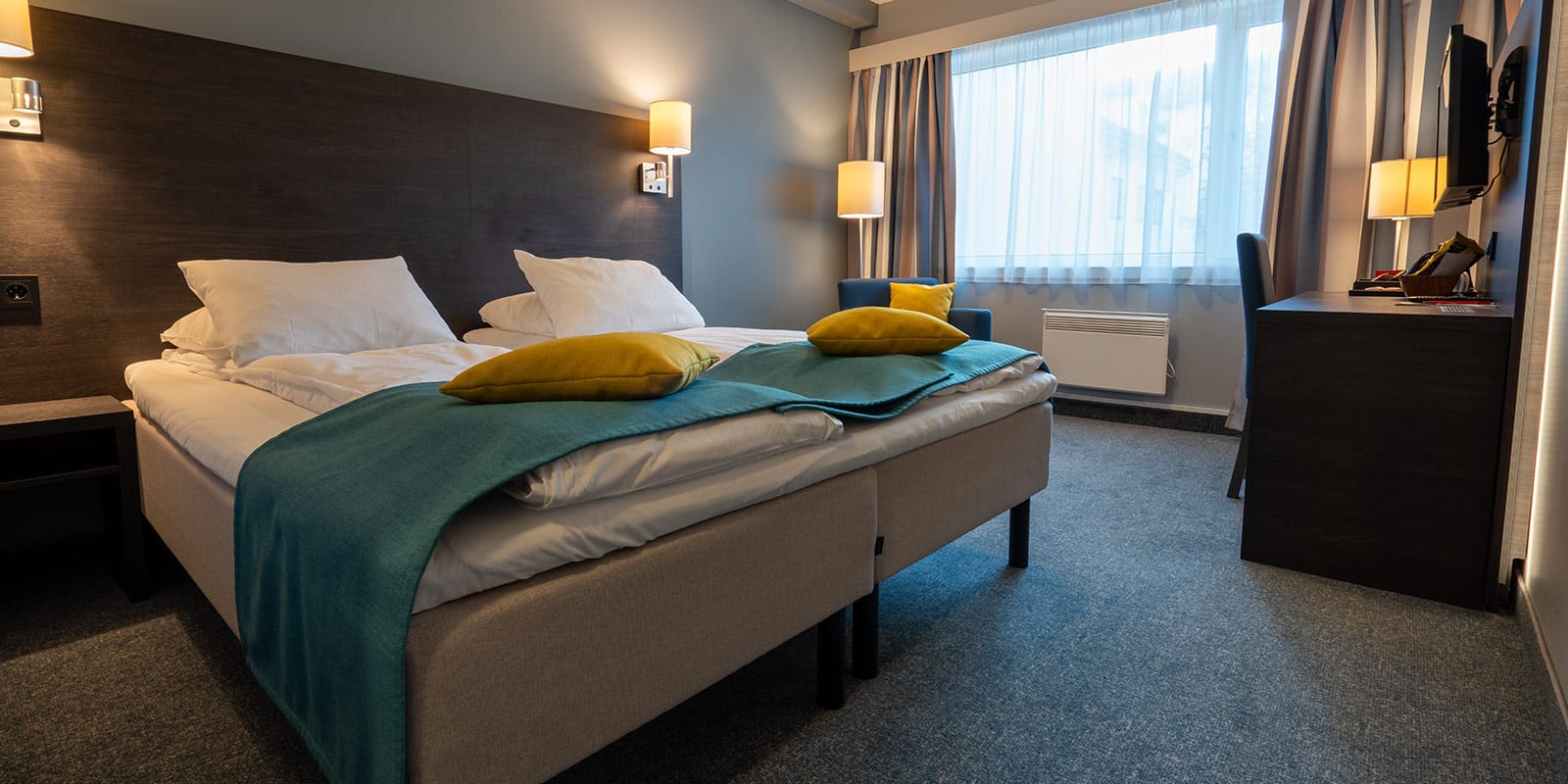 Seng i standard dobbeltrom på Hotel Måløy