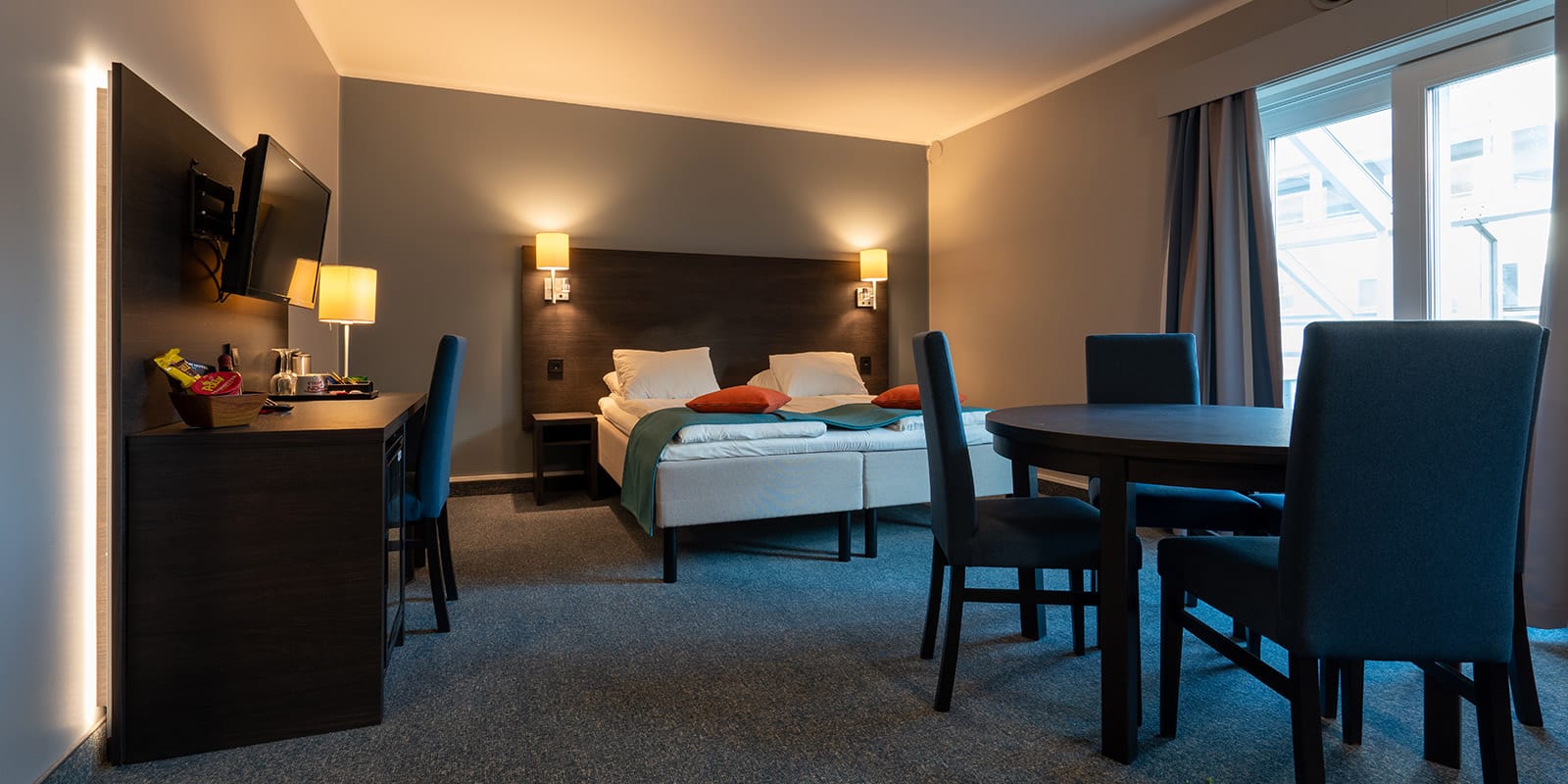 Två sängar i standardfamiljerum på Hotel Måløy