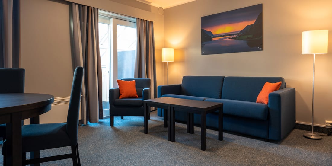 Sofa i familierom på Hotel Måløy