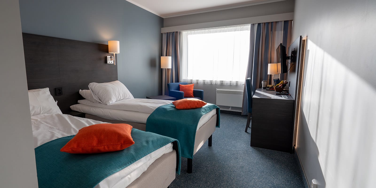 Två sängar i standardtwinrum på Hotel Måløy