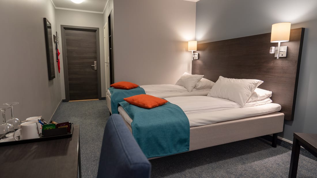Säng i standard twinrum på Hotel Måløy