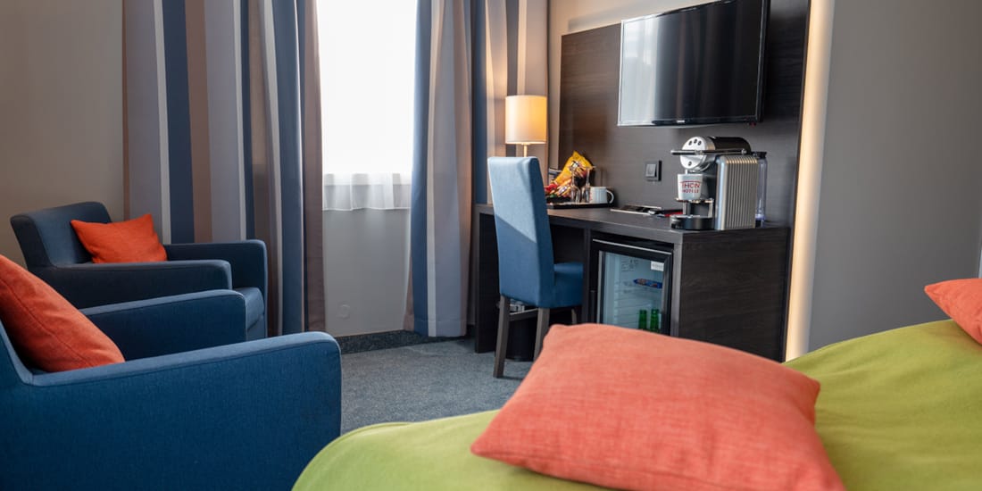 To stoler og tv på superior room på Hotel Måløy
