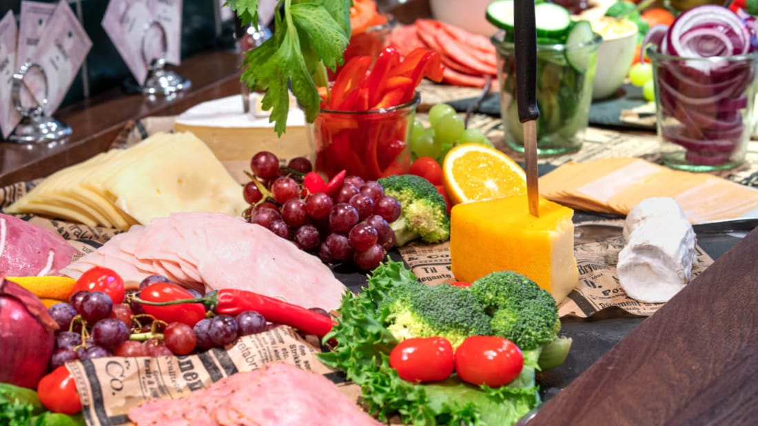 Kød- og ostepålæg, grøntsager og frugt på morgenbordet på Hotel Moldefjord