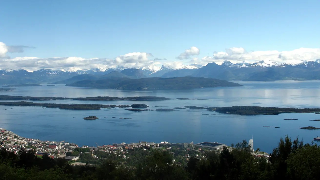 Panorama over byen og fjellene fra høyt oppe.