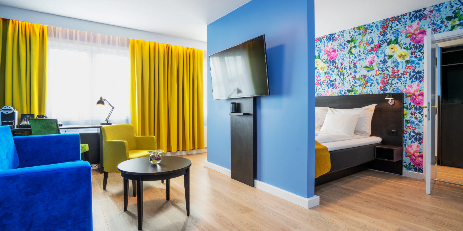 Sittegruppe med sofa, stol og TV  i business rom på Thon Hotel Moldefjord