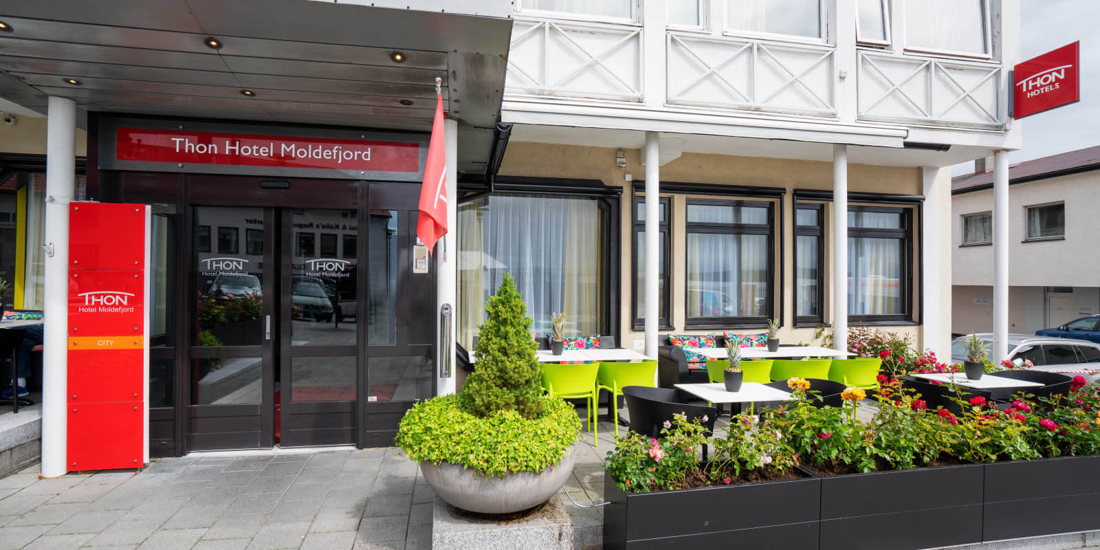 Thon Hotel Moldefjord fasade, inngang og uteservering